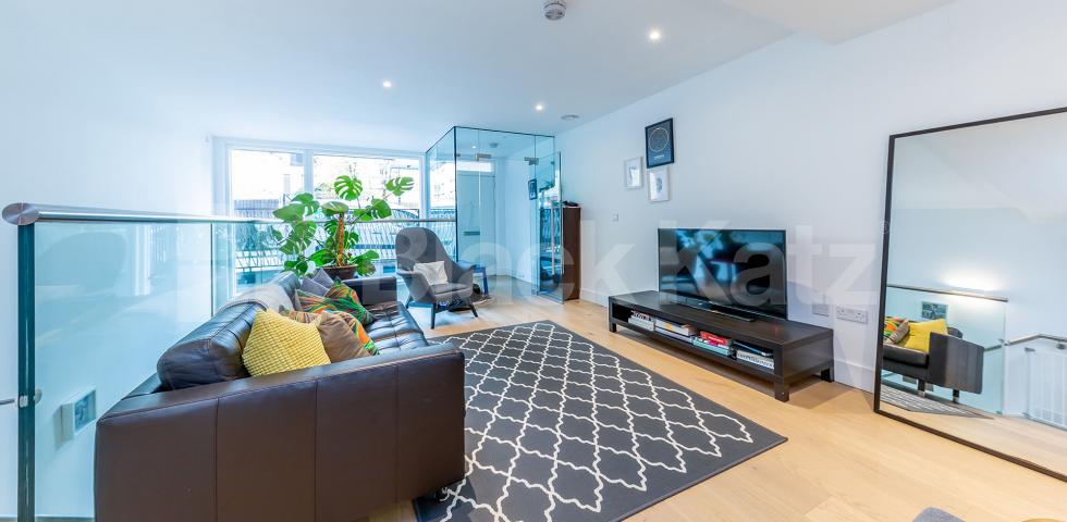 			2 BED 2 BATH + TERRACE!, 2 Bedroom, 1 bath, 1 reception Flat			 Rochester Place, CAMDEN
